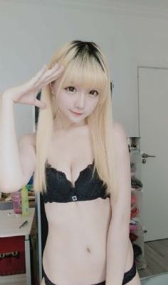 美女扒开尿口让男人捅爽